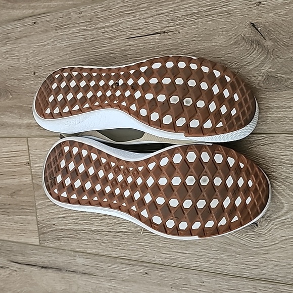 Vans UltraRange Shoes – Sand and White – Lightweight and Stylish - Picture 7 of 7